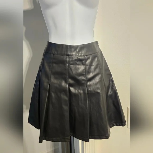 NWT Fashion Nova Vintage Demi Faux Leather Mini Skirt with shorts underneath - Picture 1 of 8